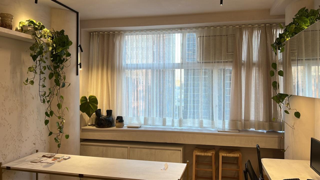 Cortina curta em cozinha com plantas