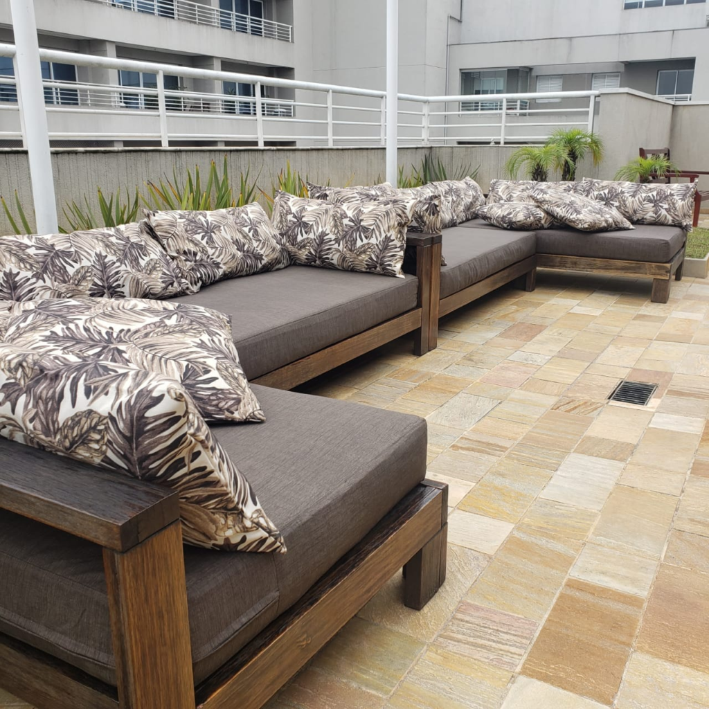 Sofá externo em terraço com detalhe das almofadas